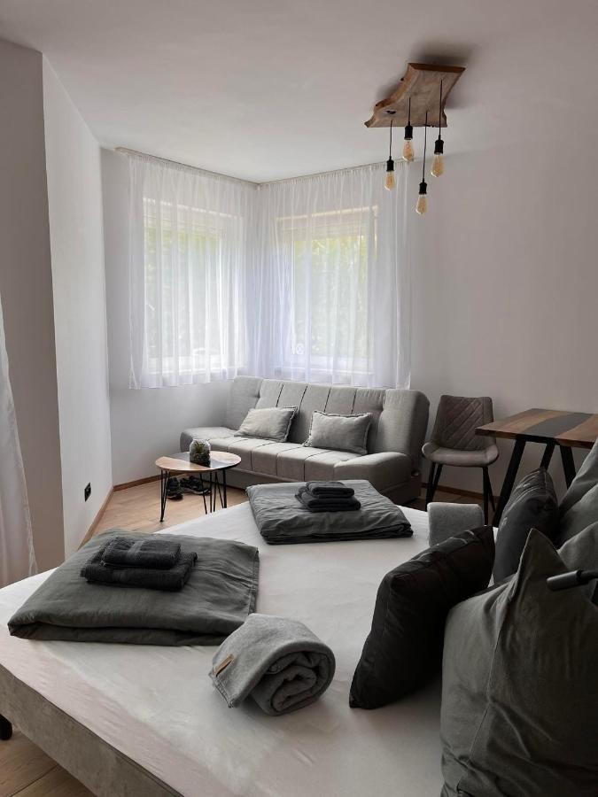 Aron Apartman-Залакарос Екстериор снимка